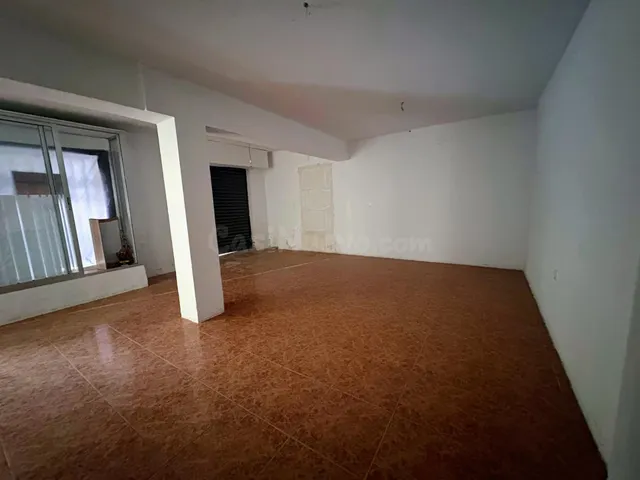 Local en alquiler de 30 mt, doble escaparate, 2 aseos - foto 4