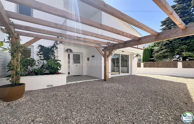 Casa renovada con 5 habitaciones y licencia turística en Emp