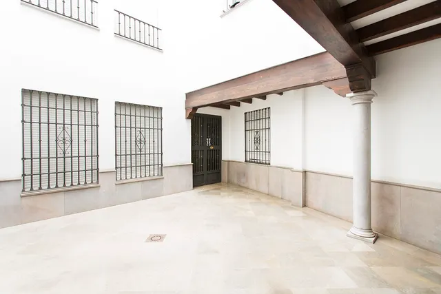 Albayzin bajo zona. piso 3 dormitorios. 2 baños. salón. cocina. calefacción. luminoso. — 20