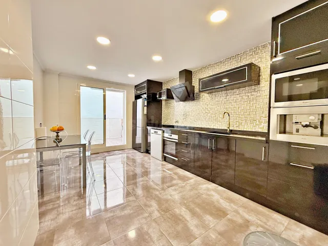 Casa en venta en Torrent – 4 habitaciones, patio, terraza y  - foto 3