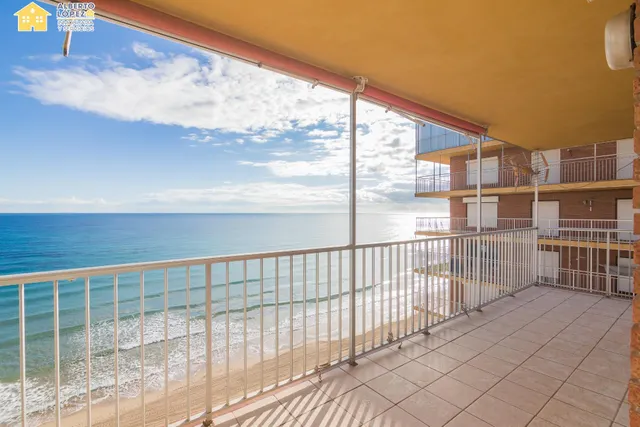Apartamento en venta en primera línea de playa en Los Arenales del Sol, la propiedad está afectada por la Ley de Costas — 9