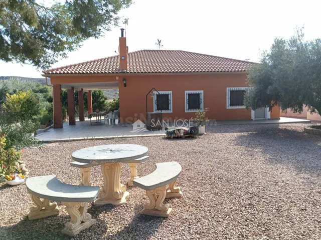 SE VENDE CHALET EN BUEN ESTADO EN MONFORTE DEL CID EN LA ZON