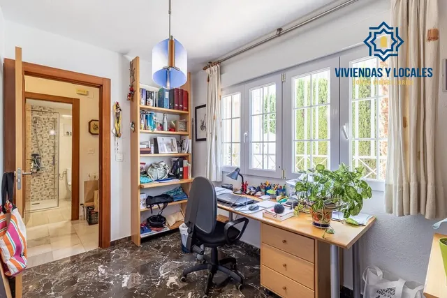 CASA PAREADA EN LA ZUBIA CON PISCINA, ZONA DE BARBACOA Y JARDÍN — 10