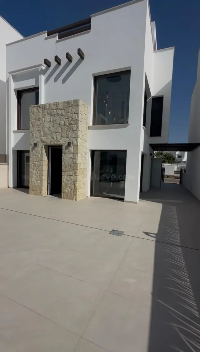 Villa de Lujo de 3Hab 3Bañ + Solarium Grande - foto 2