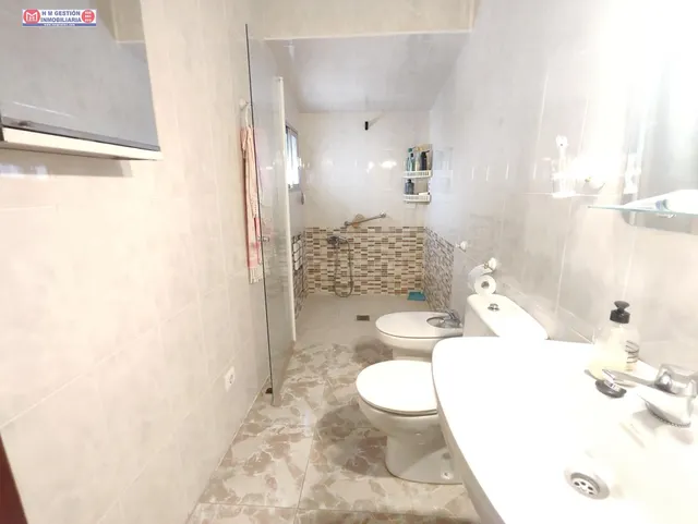 Amplia Casa en Alcázar de San Juan con Piscina y Oportunidad - foto 3