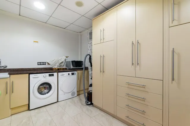Impresionante villa de 620 metros con piscina, sotano, bodega y GYM!!! — 31