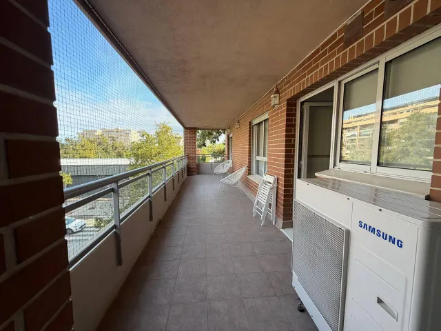AMPLIO PISO DE 3 DORMITORIOS CON GRAN BALCÓN, GARAJE Y PISCINA EN SANT PAU — 16