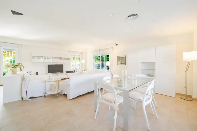 Villa independiente con piscina y 893 m2 de parcela en Benicàssim: espacio, diseño y privacidad — 11
