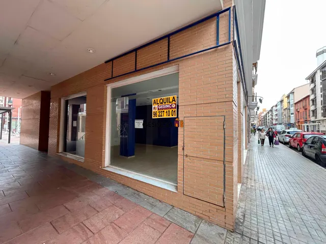 ESPACIOSO LOCAL CHAFLÁN SITUADO EN CALLE LA REINA — 3
