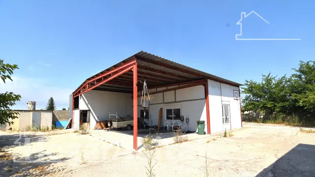 GRAN PARCELA CON VIVIENDA Y AMPLIA TERRAZA — 32