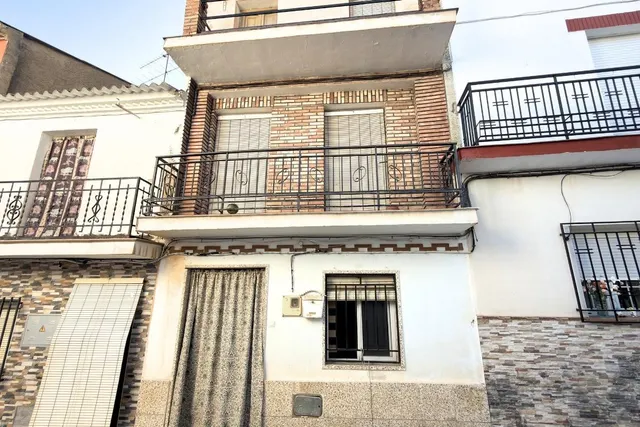 # Casa de Pueblo Tradicional de 4 Dormitorios con Potencial 