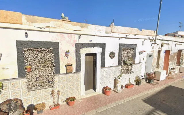SE VENDE CASA OKUPADA EN barrio Las Barracas Nº 32 Benejúzar