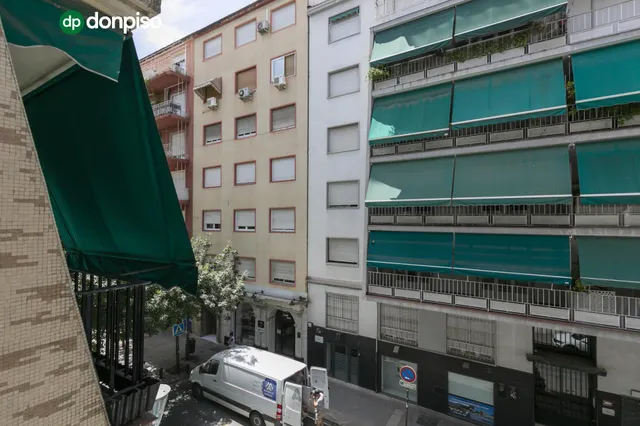 EXCLUSIVO PISO DE 253 m2 EN GRANADA CENTRO – 2.800 €/MES DE RENTABILIDAD — 20