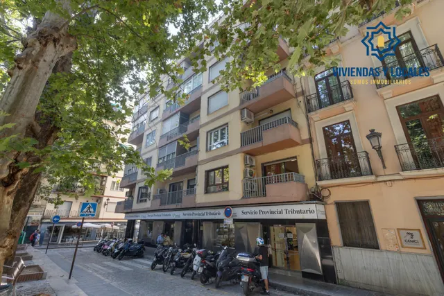 Piso en esquina con terraza y vistas a Plaza Mariana Pineda, Granada — 49