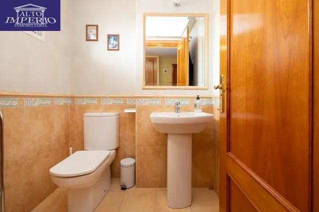 AMPLIA CASA ADOSADA DE 241 m2 CON 4 DORMITORIOS, GARAJE, SÓTANO, PATIO Y TERRAZAS — 16
