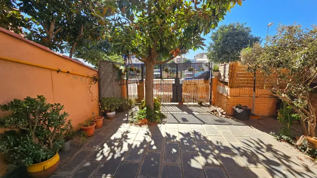 CASA PLANTA BAJA CON 2 VECINOS CON JARDÍN — 19