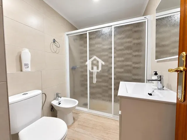 PISO EN VENTA EN ALICANTE. ZONA DE LA FLORIDA. 134m2 CON 4 habitaciones DOBLES, 2 BAÑOS COMPLETOS, TERCERA PLANTA CON ASCNESOR, TERRAZA Y DESPENSA. — 49
