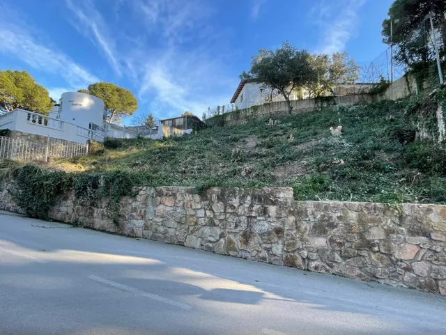 Parcela edificable a pocos minutos de la playa en Cala Canye - foto 3