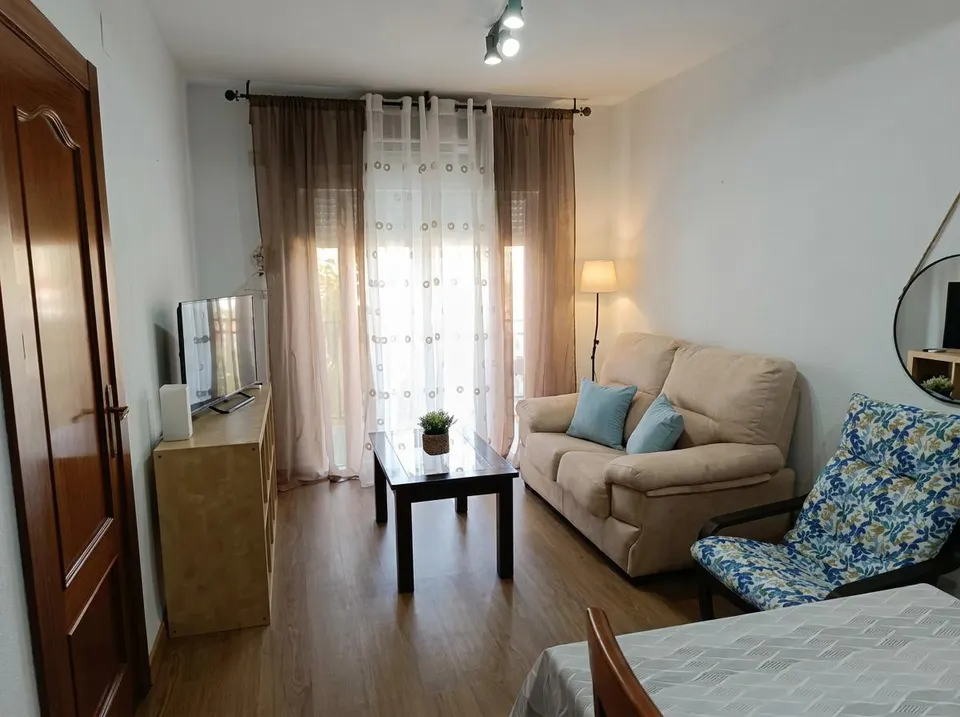 Exclusiva Oportunidad de Inversión y Hogar: Piso Totalmente Exterior Frente a Traumatología (Granada) | Ref: DLR00292