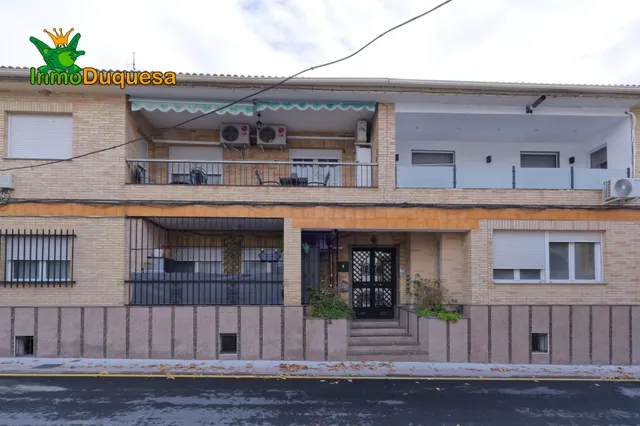 Piso de 3 dorm. + 2 baños (Para reformar) — 24