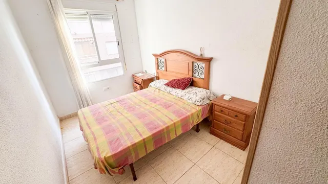 Apartamento con terraza, Alicante, Torrevieja. 3 habitaciones, 88 m2, 700 metros al mar — 4