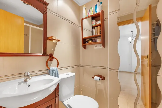 Apartamento de 2 dormitorios con piscina, garaje y trastero cerca del centro de Torrevieja — 21