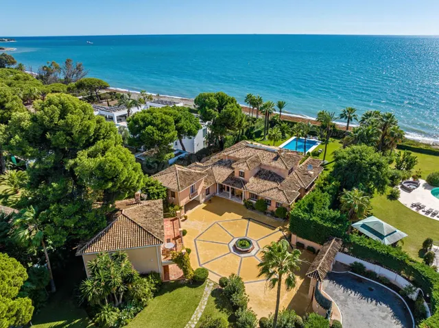 ESPECTACULAR CASA A PIE DE PLAYA - ESTEPONA - foto 4