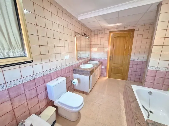 Casa familiar en el centro de Pinoso con gran garaje y potencial de negocio | ¡Solo 780 €/m2! — 43