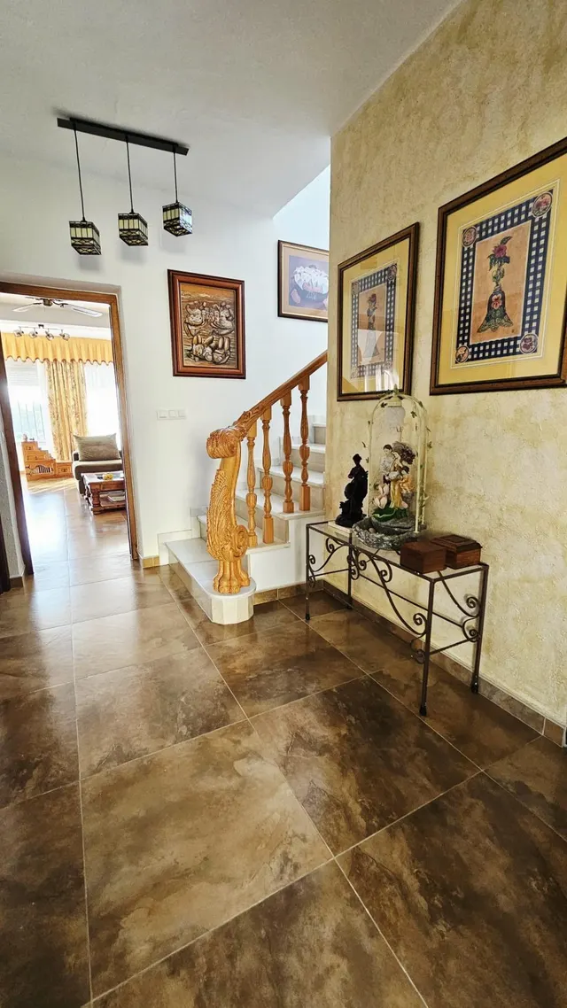 Encantador Chalet de 2 Plantas con Amplios Espacios y Terrazas — 17