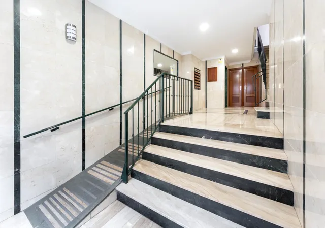 ¡Oportunidad única! Ático de 4 dormitorios y 2 baños con gra - foto 4