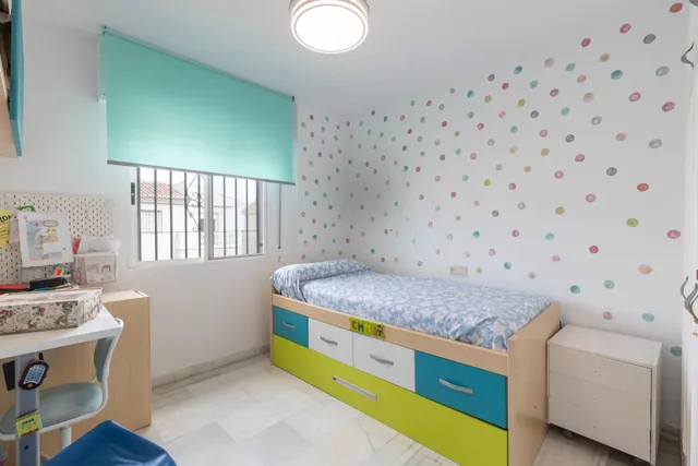 Casa independiente con piscina en La Zubia. — 24