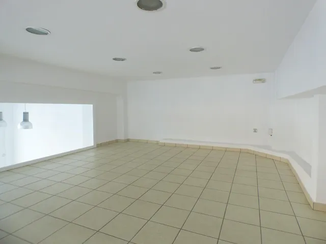 LOCAL TOTALMENTE ESQUINERO CON GRAN APARADOR EN ZONA DE PASO DE MANRESA EN VENTA — 6