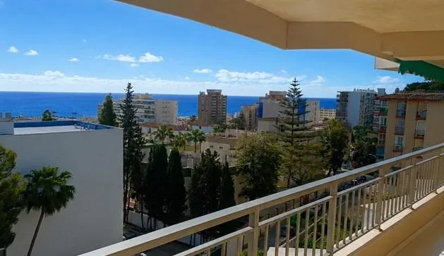 Amplio y luminoso piso de 3 dormitorio con impresionantes vistas al mar en la Carihuela, Torremolinos — 9