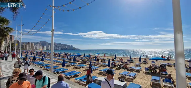 Amplio Piso en Primera Línea de Playa de Levante con Potencial — 20