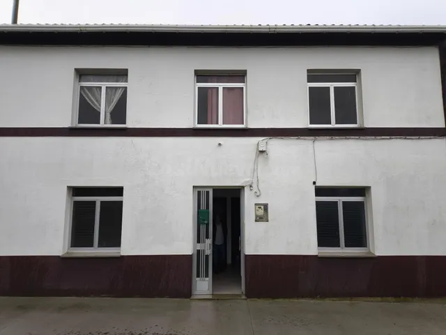 Amplia Casa para Reformar con Terrenos Anexos en Entorno Nat