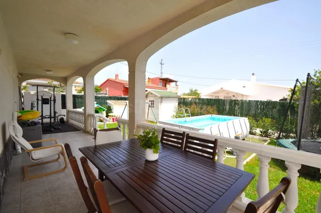 Chalet con piscina y amplio jardín cerca de la Playa de les  - foto 2