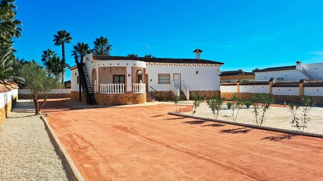 Villa independiente en Catral con parcela de 1.646 m2 - 1304