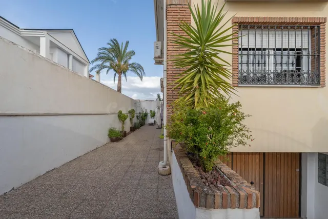Estupenda casa unifamiliar de 4 dormitorios grandes en Otura - foto 2