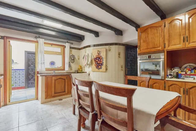 VENTA DE VILLA PAREADA EN EL CENTRO DE MARBELLA. 8 DORMITORIOS, JARDÍN CON PISCINA Y PARKING. — 7