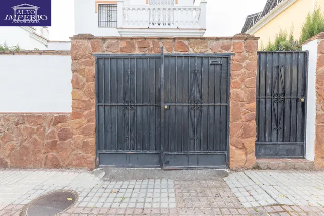 Casa independiente con piscina en La Zubia. — 41