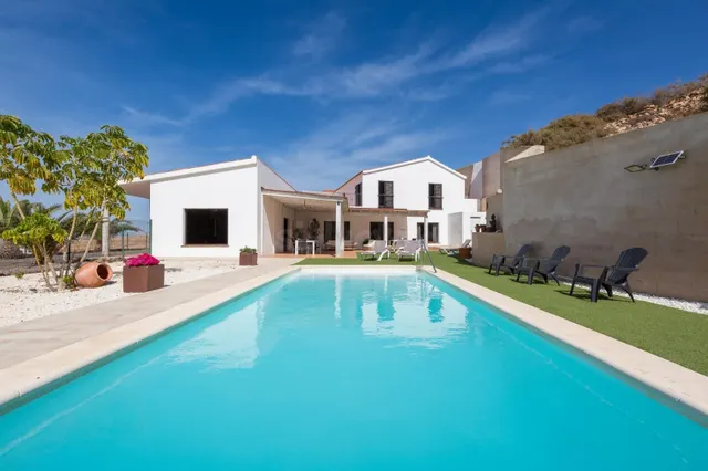 VILLA DE LUJO EN PARCELA DE 42.000 m2 EN PÁJARA – 5 DORMITOR - foto 2
