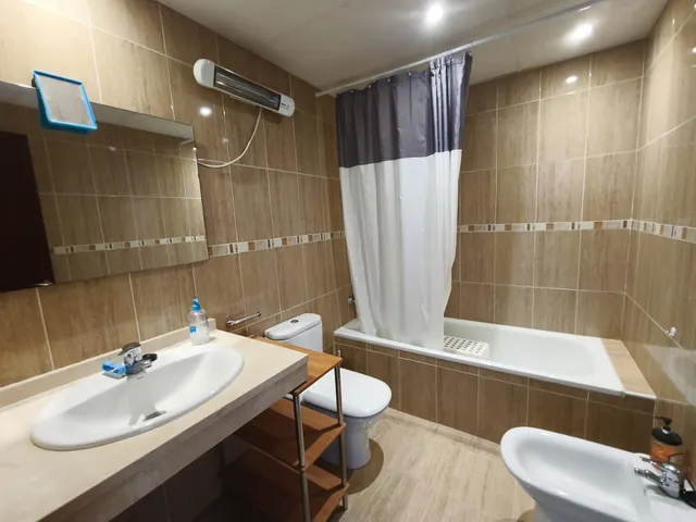 Luminoso piso de 2 dormitorios con amplia terraza y 2 garajes en Los Pacos, Fuengirola — 11