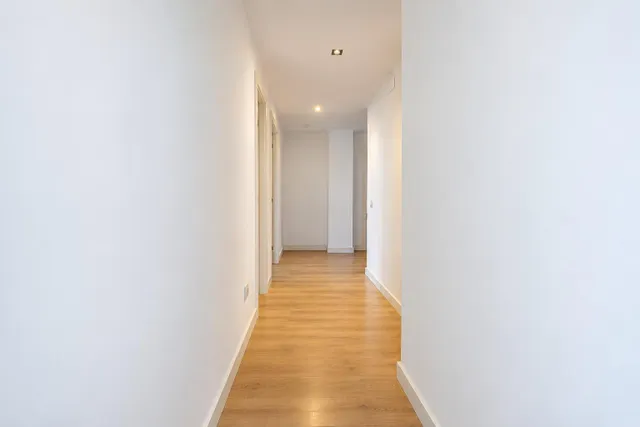 Dúplex reformado con terraza, parking y piscina comunitaria — 42