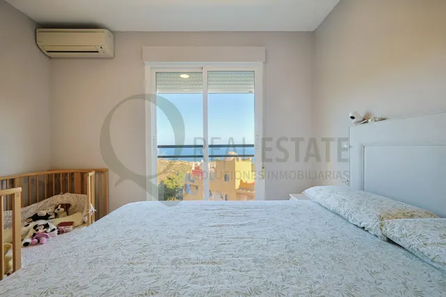 Ático con vistas al mar y solárium privado de 76 m2 en Coveta Fumá. — 24