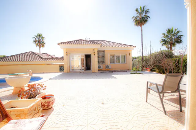 Villa de 4 dormitorios, 3 baños, piscina y jardín en dehesa de campo amor (orihuela costa) — 47