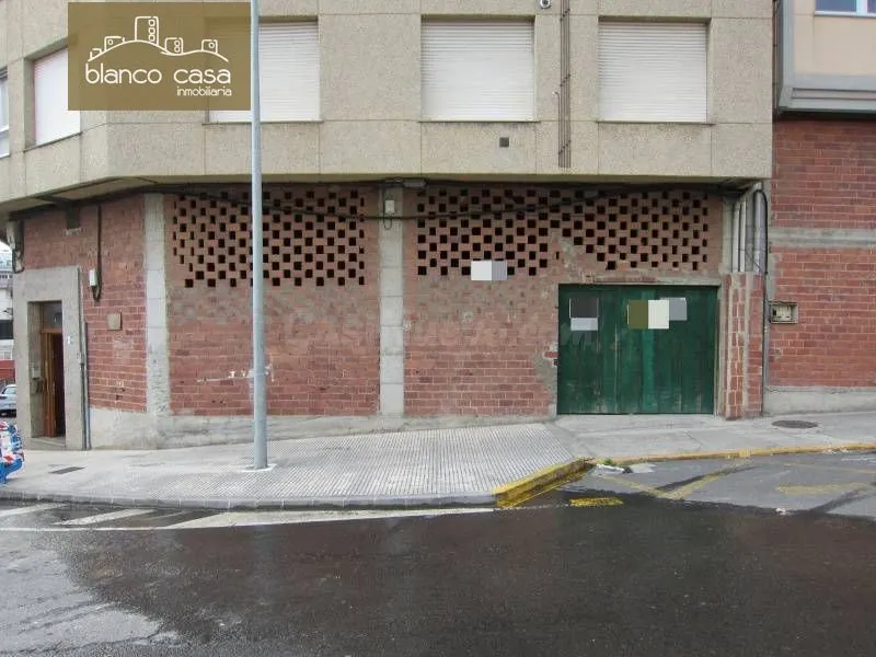 Venta de local y entreplanta junto a IES Alfredo Brañas