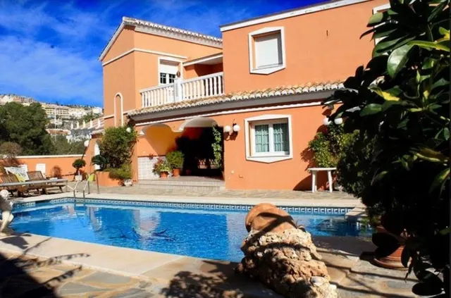 Impresionante chalet en el centro de Benalmadena — 2