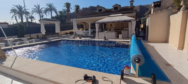 Chalet con parcela y piscina privada — 3