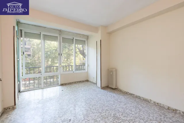 Piso en esquina con terraza y vistas a Plaza Mariana Pineda, Granada — 25