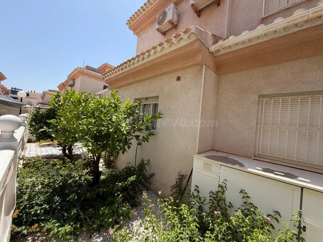 Amplia casa adosada en Playa Flamenca, cerca del Bulevar La  - foto 3